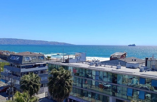 Precioso estudio WiFi Pasos de Reñaca beach. ¡Vista al mar desde la azotea!
