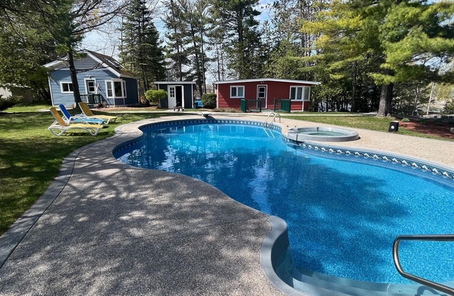 Lovely Water Front Cottage- pool,firepit and amenities near by & access to water