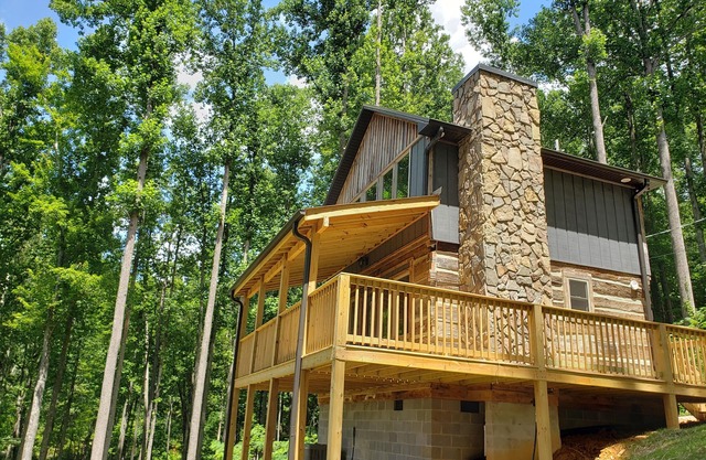 LOVER'S LOFT - PRIVATE ANTIQUE LOG CABIN BETWEEN GBURG & PF WITH GREAT VIEWS!!!