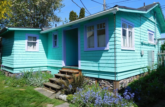 Cottage independiente cariñosamente actualizada en el vecindario peatonal del oeste de Seattle