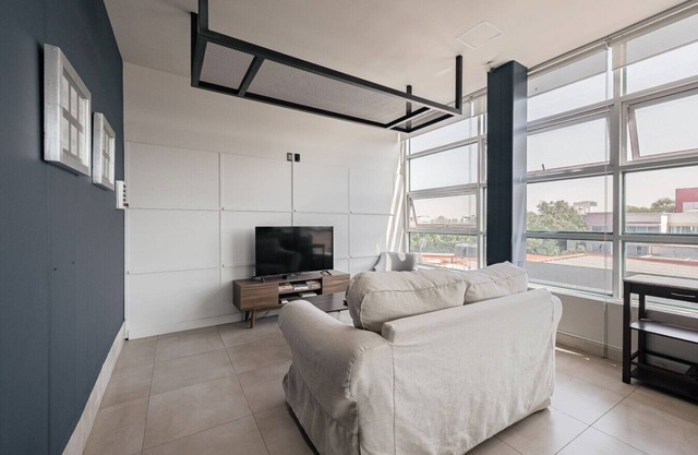 Cama baja en habitación compartida para hombres - Hostal
