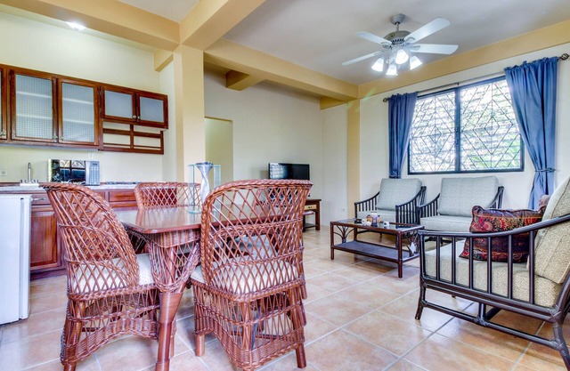 Nivel inferior de una casa nueva y moderna en un excelente vecindario, ¡cerca de las ruinas mayas!