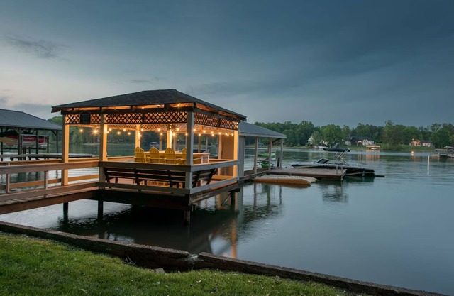 Lucky's Lake House by AvantStay | Private Lake Bar