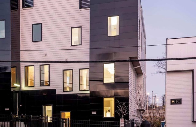 LARGE GROUPS - 2MILES FROM DOWNTOWN - 2 HEATED ROOFTOP POOLS - SLEEPS 24 GUESTS