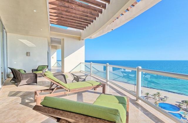 Luna Blanca 1201 – Beachfront Bliss Above the Waves