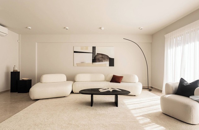 Lush 5 Bed Sublime Townhouse by Zoia Living