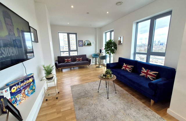 Sleek 3-bedroom penthouse with private balcony in Battersea, Clapham