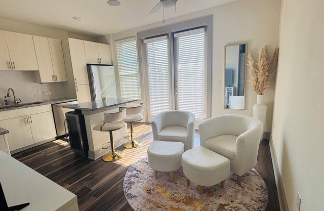 LUX Apt 2 Min to TCU Pool & Gym! Great for Traveling Nurses and Professionals