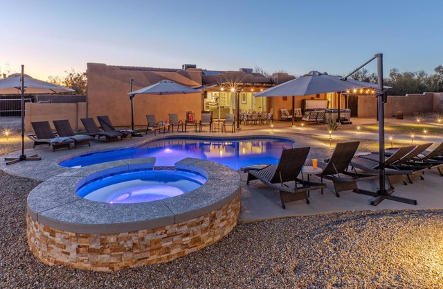 LUX 8 BR, TODAS las camas King-Sleeps 18, Mt Vistas, Bañera de hidromasaje, Putting Green, fogatas, mesa de billar, juegos