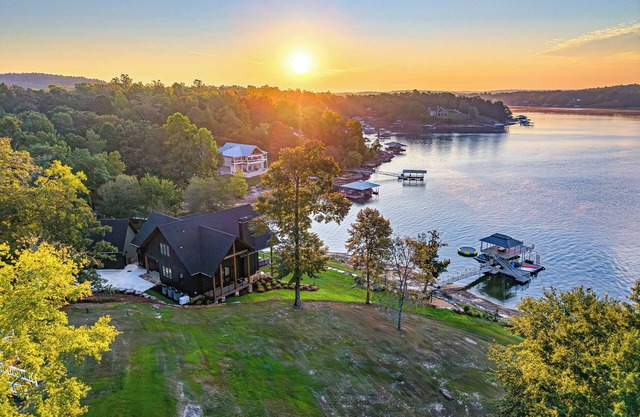 Lakefront Luxury: HGTV Designer Home w/ Gameroom!