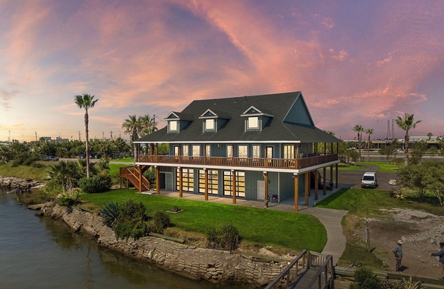 Lux Modern Waterfront Home W/ Huge Deck + Central
