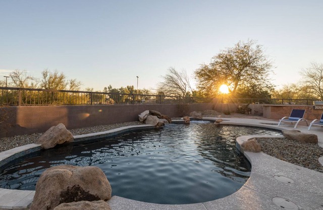 Lux Monthly Stay- Top 10 Golf Course, Heated Pool and Hot Tub.