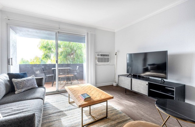 Lux Torrance 1BR w/ Roofdeck, Tennis, near Shopping, Beach by Blueground