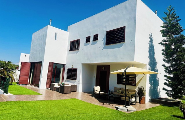 Modern villa with pool and garden. Just a few steps from the subway station.