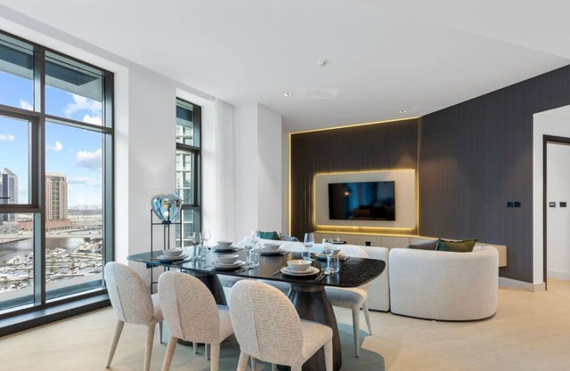 Luxe 2 Bedroom with Burj Khalifa and Canal Views