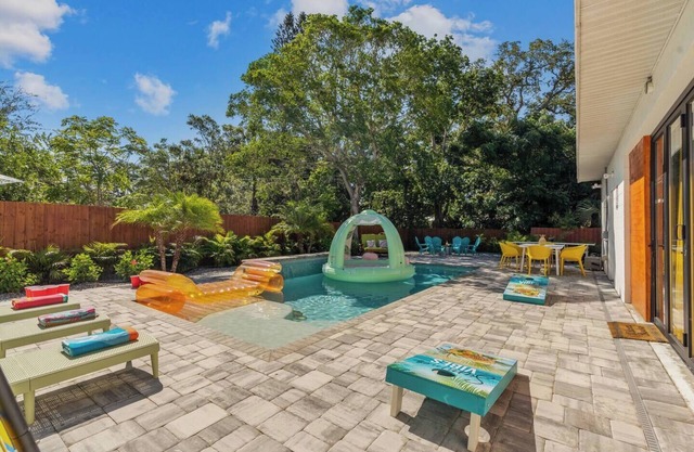 Luxe 6BR Sleeps 21 Tropical Villa: Heated Poolside Movies, Hot Tub