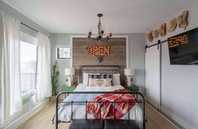 Luxe Nashville Apartment with Private Deck