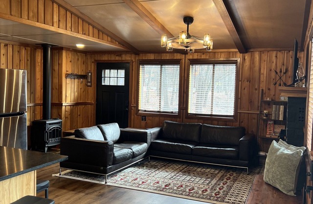 Luxe Cabin, 5 minutes to Lake & Pool 2Bed2Bath, Pet friendly +Resort Amenities