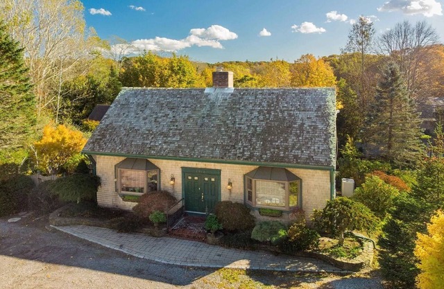 Luxe Cape Cod Farmhouse. Walk to Ellis Landing Beach!