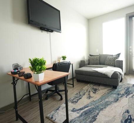 Luxe Condo Downtown, Rooftop Balcony, Fast Wifi