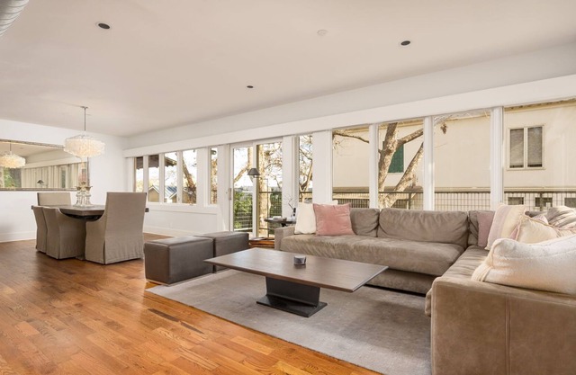 Luxe Executive Condo * 4/4 Entire Stand Alone Condo * Very Desirable Area * San Antonio Attractions