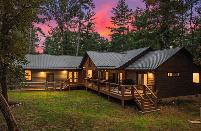 New, 2 mi. to Downtown, Luxury, HotTub, Forest, FirePit