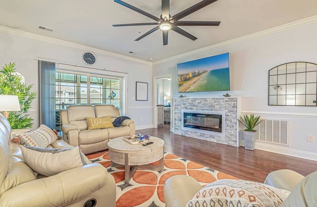 Luxury 3 Bedroom 2 Bathroom Condo Overlooking The Lake!