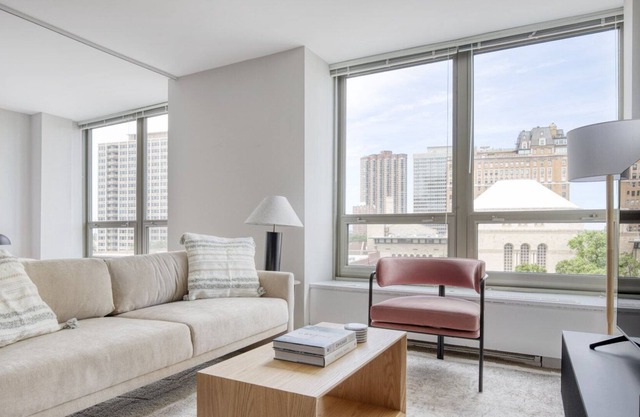 Luxe Lakeview Studio w/ Deck, Pool & Gym, nr Lincoln Park, by Blueground