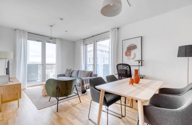 Luxe Marinatower 2BR w/ Gym & Elevator, nr metro U2, by Blueground