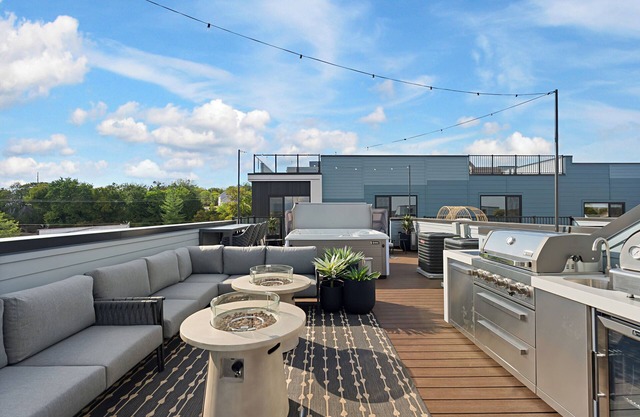 Luxe Rooftop w Spa, Sauna, Pool, Downtown Views, Dive Bar