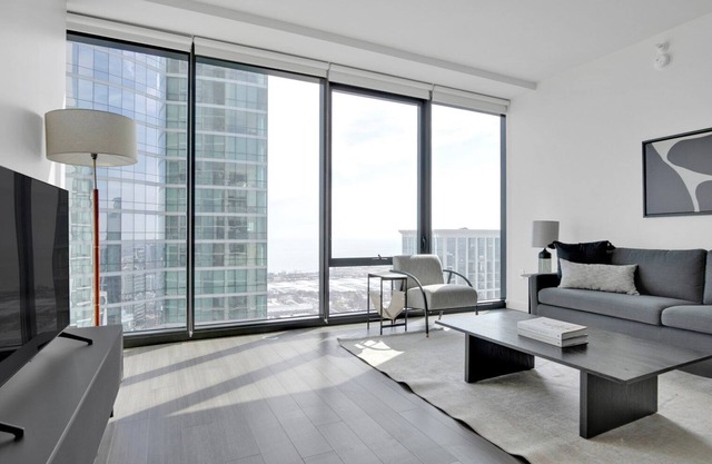 Luxe South Loop 2BR w/ Spa, Pool & Gym next to Grant Park, by Blueground