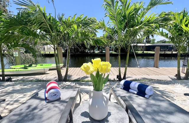 LUXE Waterfront! Htd Pool HotTub Kayaks 3ml to Beach/Las Olas Blvd. Sleeps 11