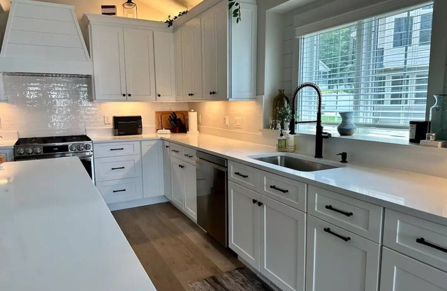 Luxe waterfront on Paugus Bay w/ PVT Dock, Fireplace, Pvt Deck, Sonos, Sleeps 10
