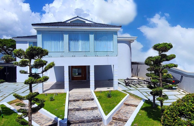 luxury 11000 sq ft. Mansion 7 Br