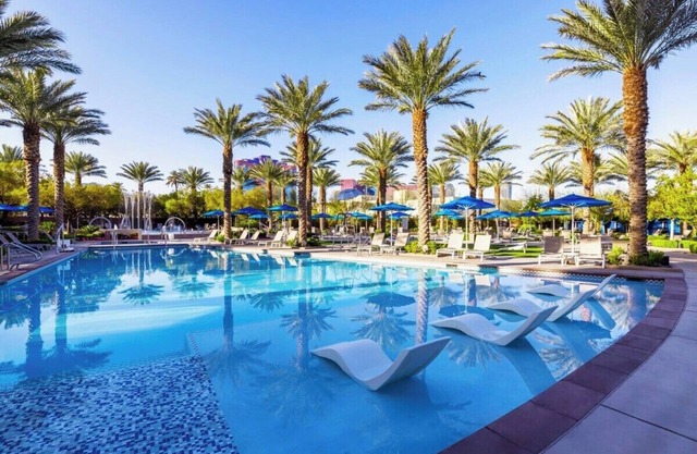 Luxurious 2 Bedroom, 2 Bathroom with Kitchen Condo in Vegas, Sleeps 8