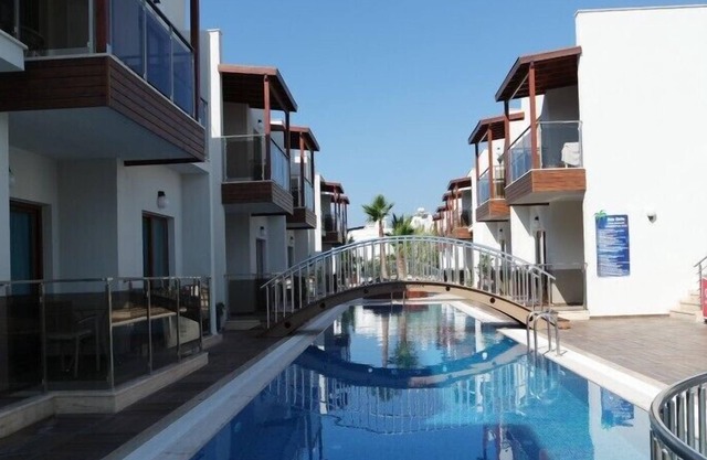 Lujoso apartamento de 2 dormitorios en planta baja con piscina comunitaria.