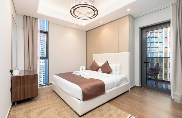 Luxurious 2BR Partial Burj View l King size Bed