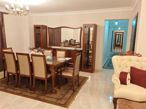 Luxurious 3 room hotel apartment just steps away from North 90th Street offering a perfect blend of comfort and convenience Ideal for families