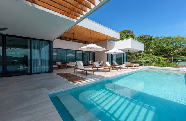 Luxurious 4-Bedroom Home, with Gym – Stunning Ocean and Catalina Island views!