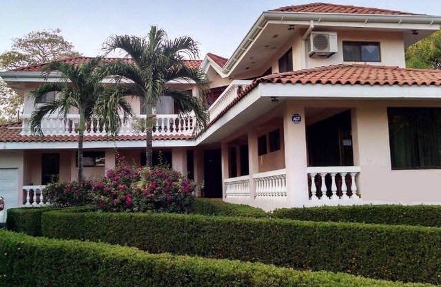 Lujosa Casa de 4 Dormitorios Frente al Mar Guanacaste Costa Rica con pisina