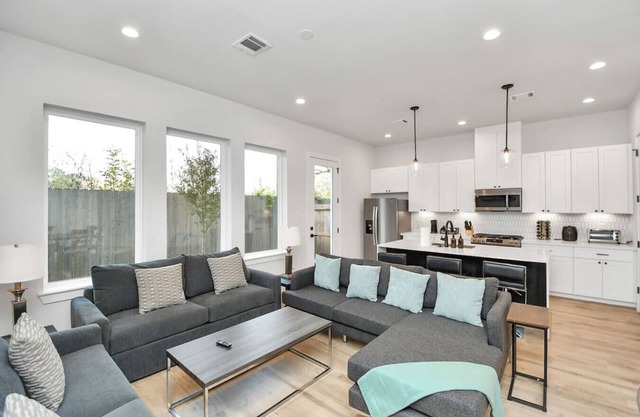 Luxurious 4-BR in the City 15 min to Downtown