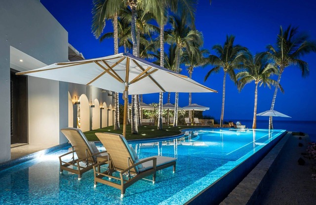 Luxurious 7 BR Beachfront Casa Oliver w/ WiFi, Pool, Home Theatre, Gym + More!