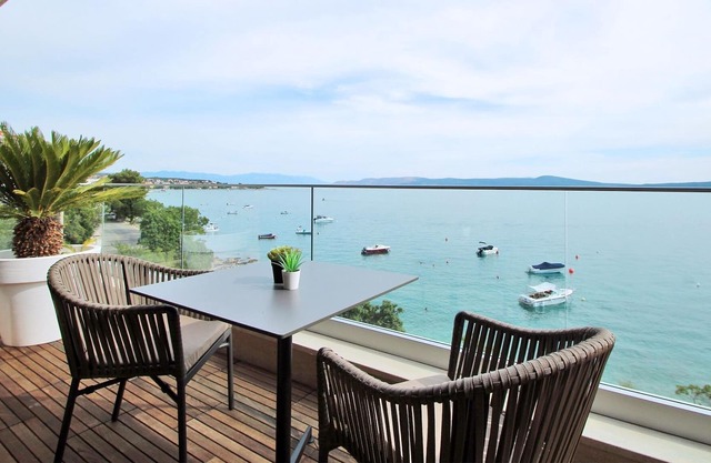Lujoso apartamento con piscina privada y vistas al mar en Crikvenica