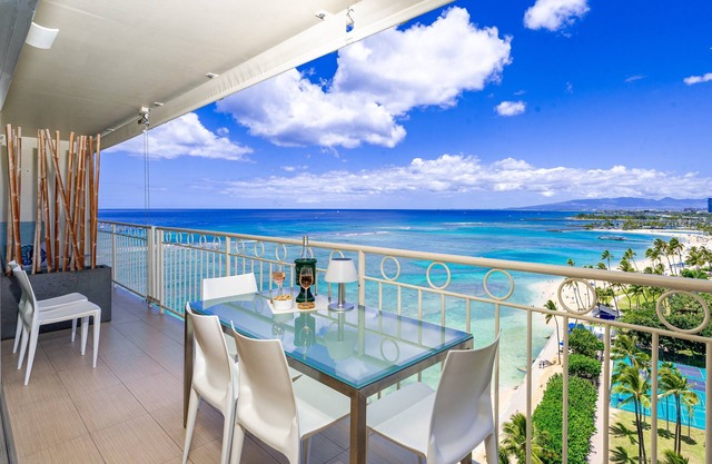 Lujoso condominio frente al mar con espectaculares vistas al mar. ¡Estacionamiento gratis!
