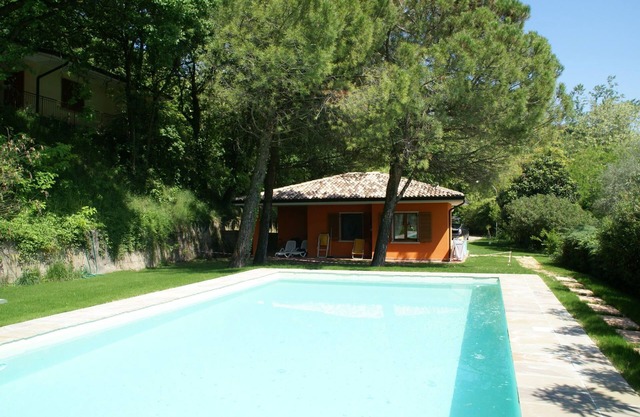 Lujoso Bungalow en Garda con Piscina