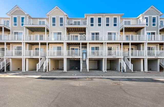 Luxurious coastal getaway w/ magnificent bay views, beach access, pool, and WIFI