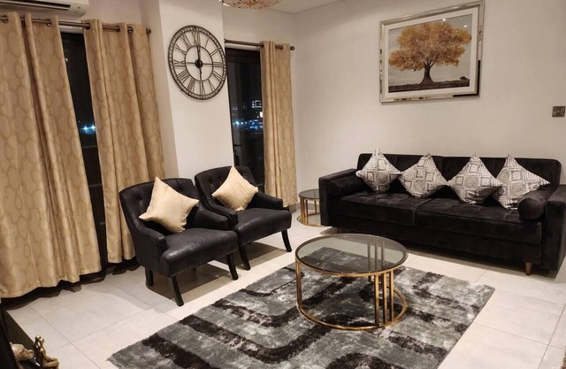 Luxurious & Comfy Gem-5 Star Location-Pools, Gym!