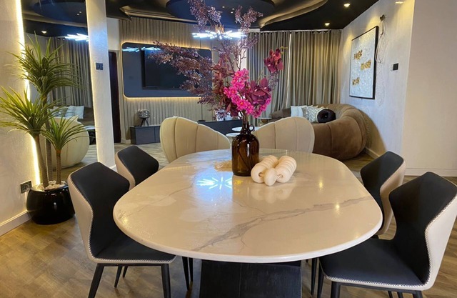 Luxurious & Elegant 3 Bedroom Apartment with PS5