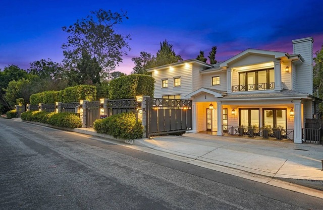 Luxurious Gated & Private Estate in Brentwood w/ 6 Bedroom, Pool, Movie Theater