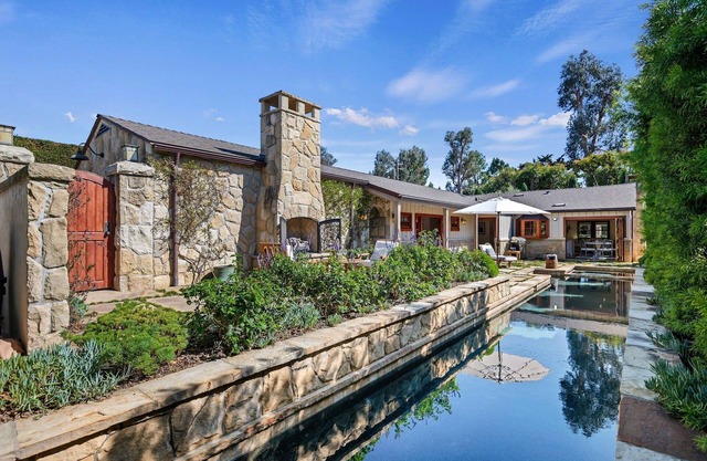 Impresionante casa Montecito con piscina y vistas a la montaña.